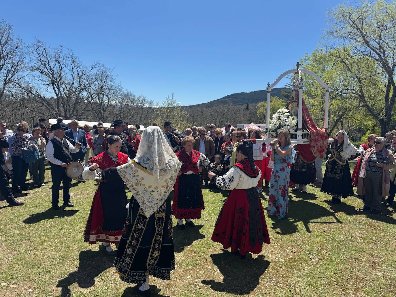 Linares de Riofrío disfruta de un intenso día en honor a la Virgen del Buen Suceso
