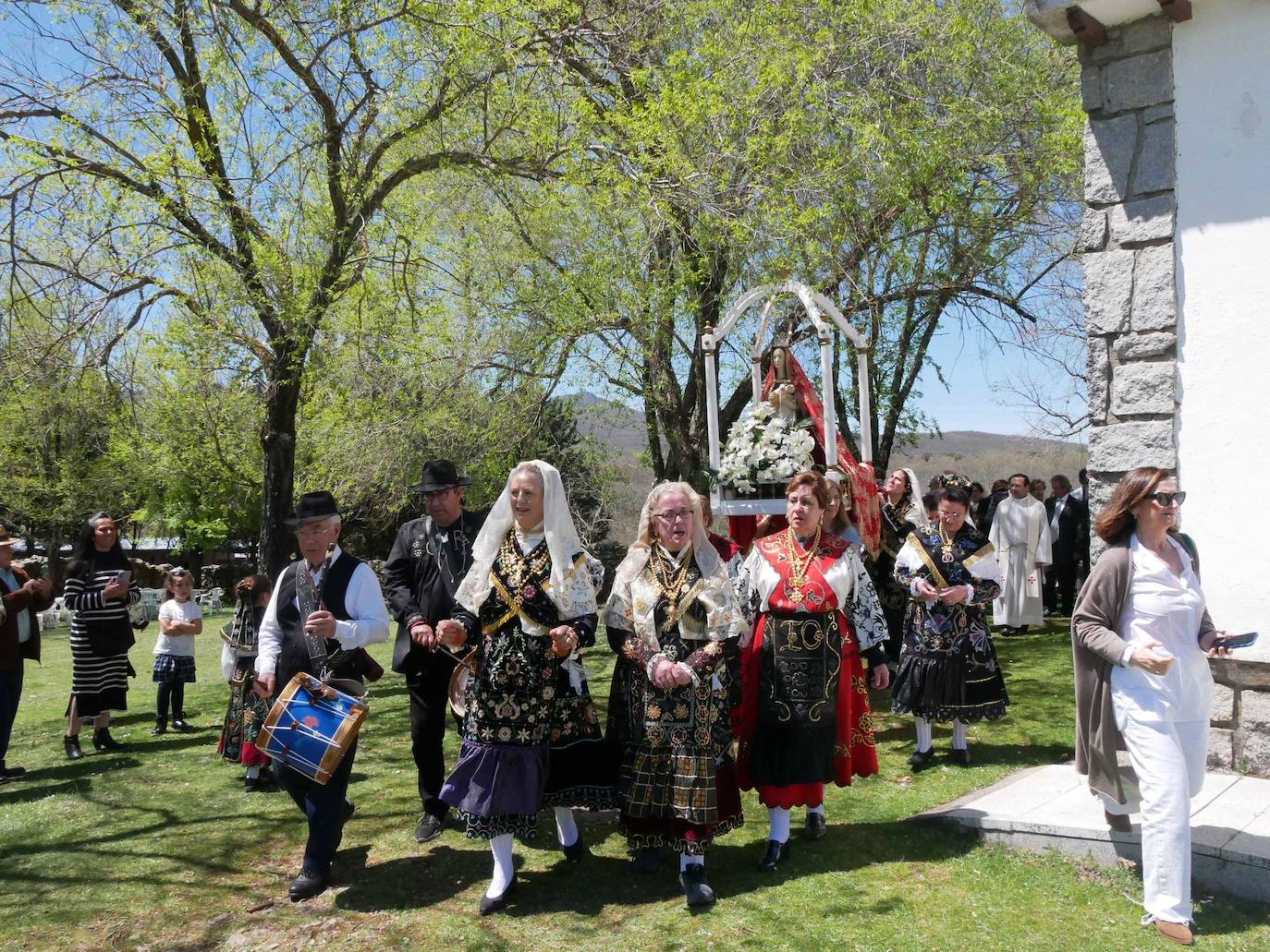 Linares de Riofrío disfruta de un intenso día en honor a la Virgen del Buen Suceso