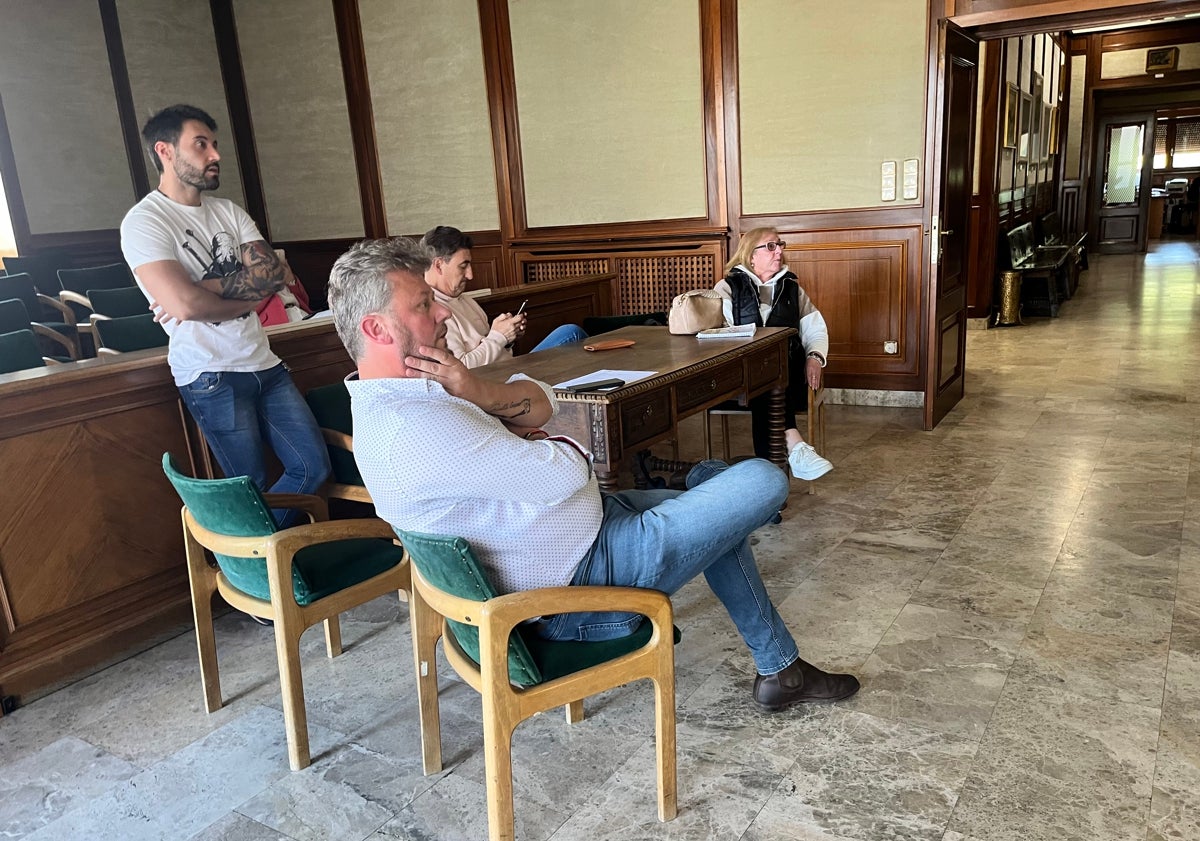 Imagen principal - Imagen de los concejales socialistas hablando con el alcalde.