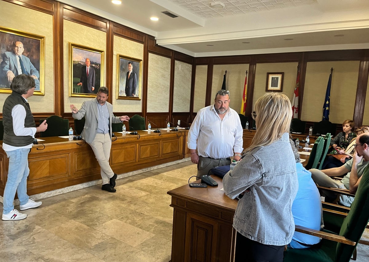Imagen secundaria 1 - Imagen de los concejales socialistas hablando con el alcalde.
