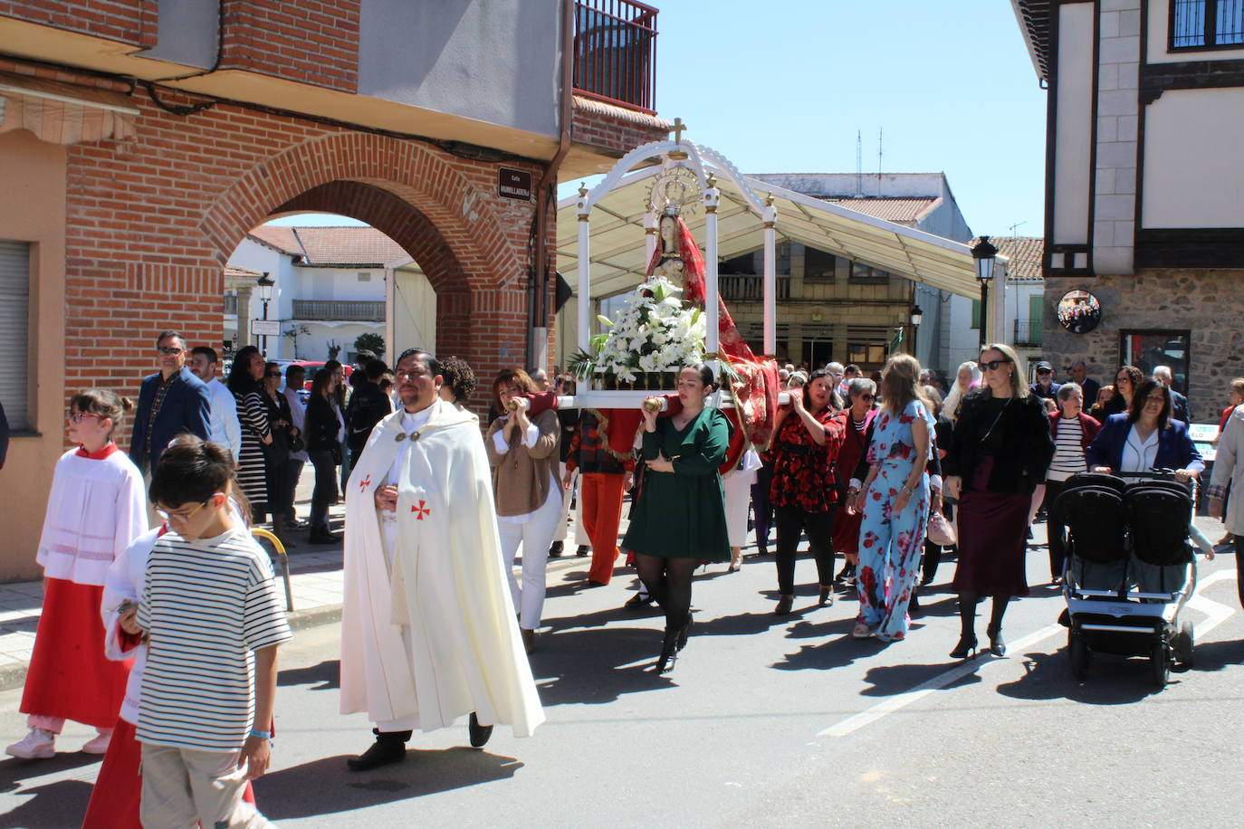 Linares de Riofrío disfruta de un intenso día en honor a la Virgen del Buen Suceso