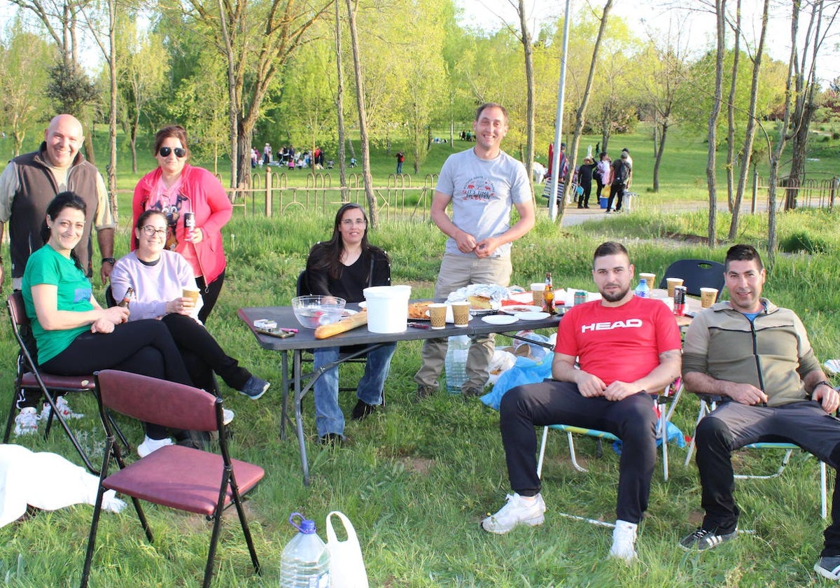 Los guijuelenses disfrutan del Lunes de Aguas en la dehesa