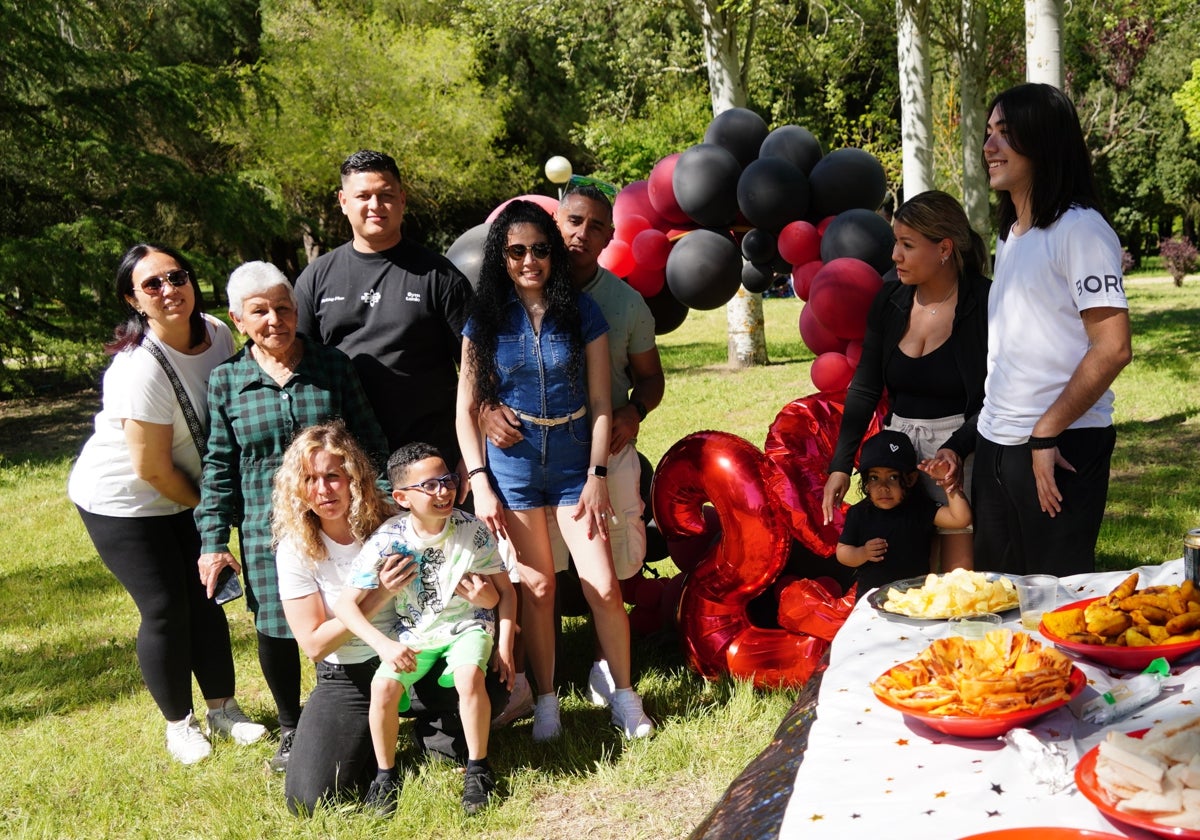 Familia de la cumpleañera Nicole Castellanos.
