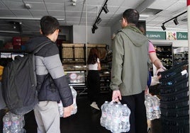 Salmantinos se llevan agua del supermercado.