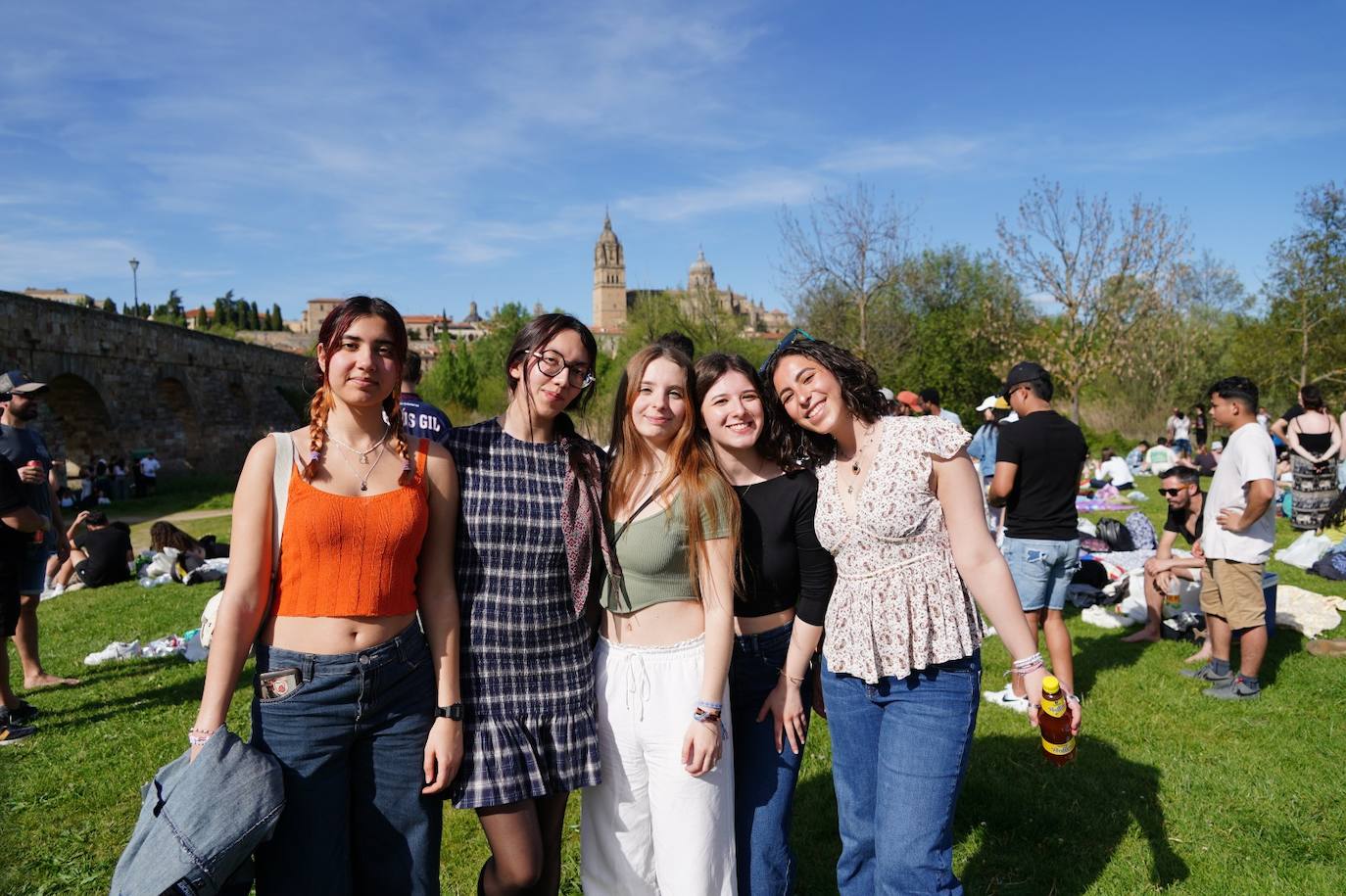 En imágenes: miles de salmantinos disfrutan del Lunes de Aguas en el Puente Romano
