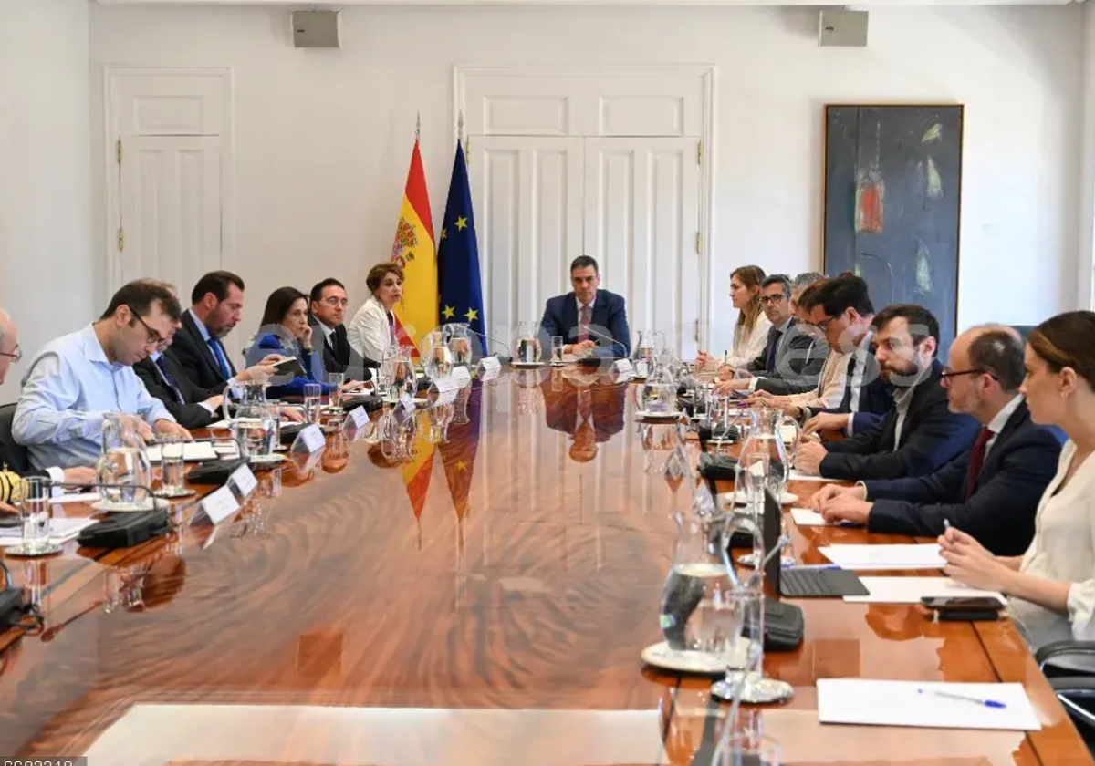 Sánchez achaca el apagón a una pérdida súbita de 15 gigavatios de la que aún no se conoce la causa