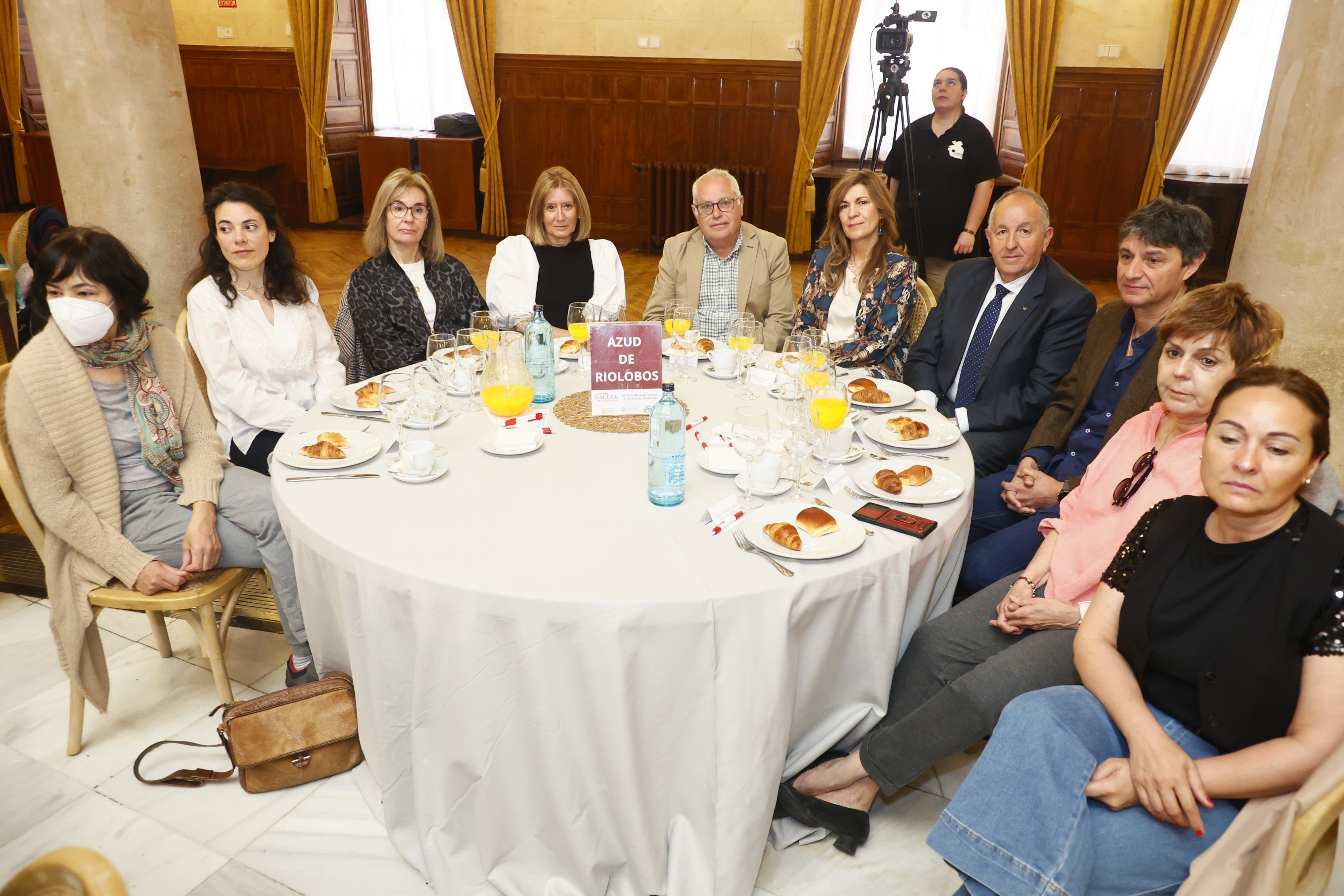 Amelia Tejero y Soraya Paniagua (Escuela Superior de Arte, Conservación y Restauración de Bienes), Belén Villoria (Aspasia Formación), Soledad San Román (Universidad de Salamanca), Guillermo Salvador (Sindicato ANPE), Ana García (LA GACETA), Luis Miguel (Museo de Automoción), Javier Riesco (Sindicato ANPE), Maite Roncero y María Luisa (Escuela Superior de Arte, Conservación y Restauración de Bienes).