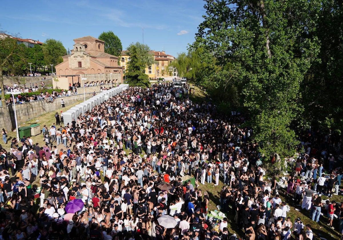 Público junto al Puente Romano durante la celebración del Lunes de Aguas de este año.