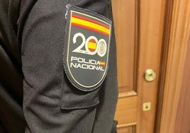 Imagen de un agente de la Policía Nacional ante una vivienda.
