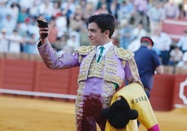Marco Pérez con uno de los dos trofeos que logró el lunes en La Maestranza.