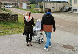 Una pareja pasea a su bebé.