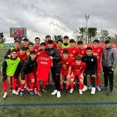 Oliver de Arriba (con sudadera) sostiene la camiseta que le entregaron sus compañeros del Santa Marta de la Segunda Juvenil tras su regreso.