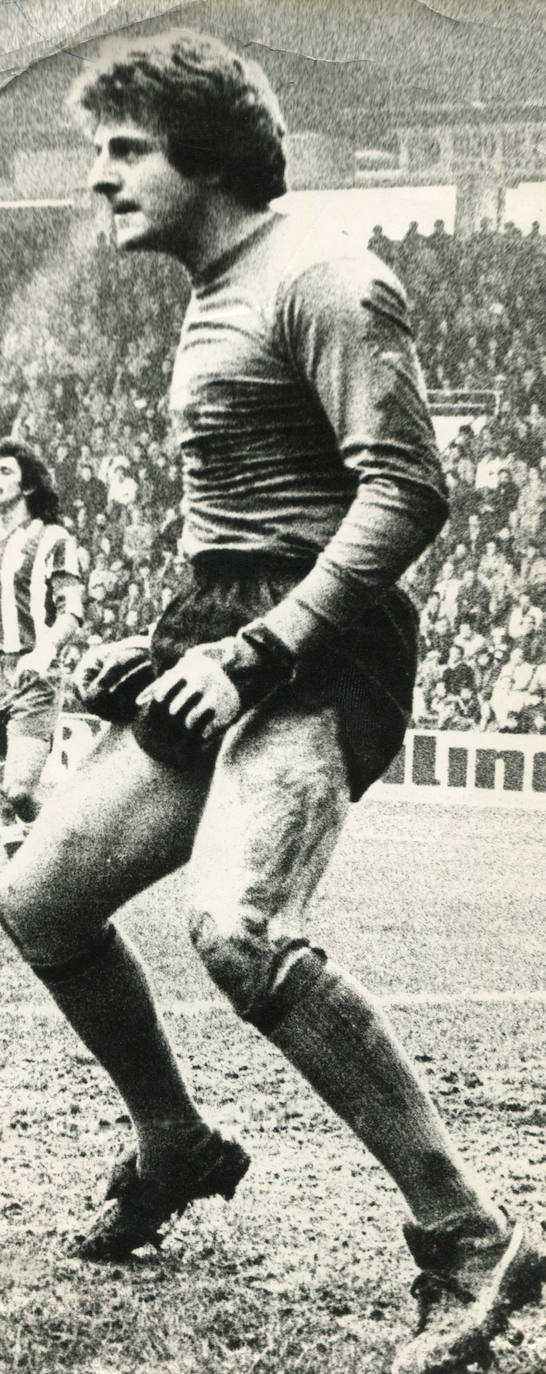 D'Alessandro siempre destacó por su imponente físico, su altura y su característica melena. En sus primeros años como futbolista, lo había compatibilizado con el baloncesto en el equipo de su colegio San Román. En la imagen, durante un empate a 1 frente al Atlético de Madrid de Luis Aragonés en El Helmántico el 30 de enero de 1977. En esa temporada como en la 74-75, ganó el Trofeo Zamora al portero menos goleado de Primera División, trofeos que le darían 35 años después.
