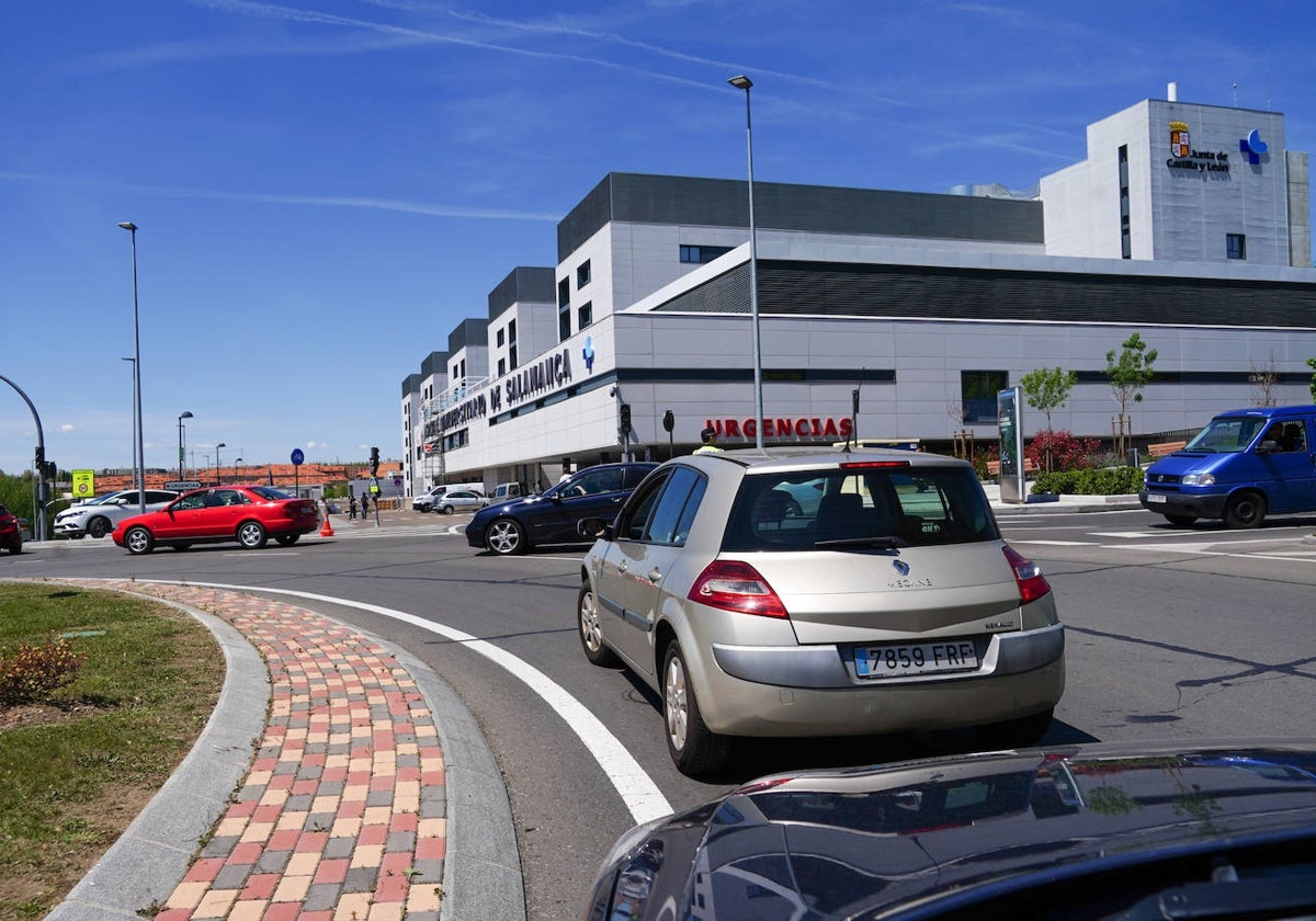 Coches circulando en torno al Hospital durante las horas del apagón.