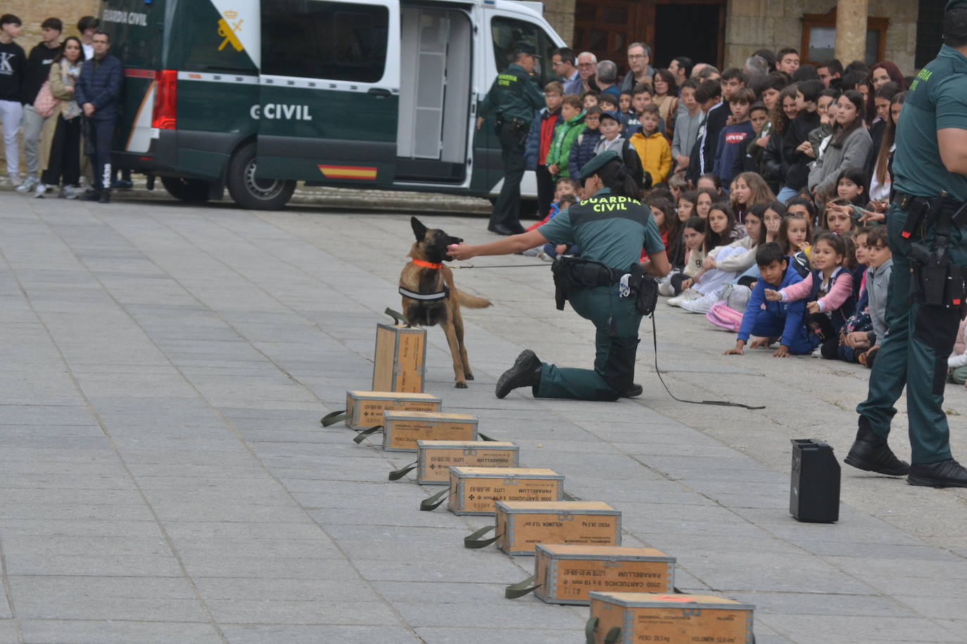 Más de mil escolares de Ciudad Rodrigo se dan cita en una exhibición de la Guardia Civil
