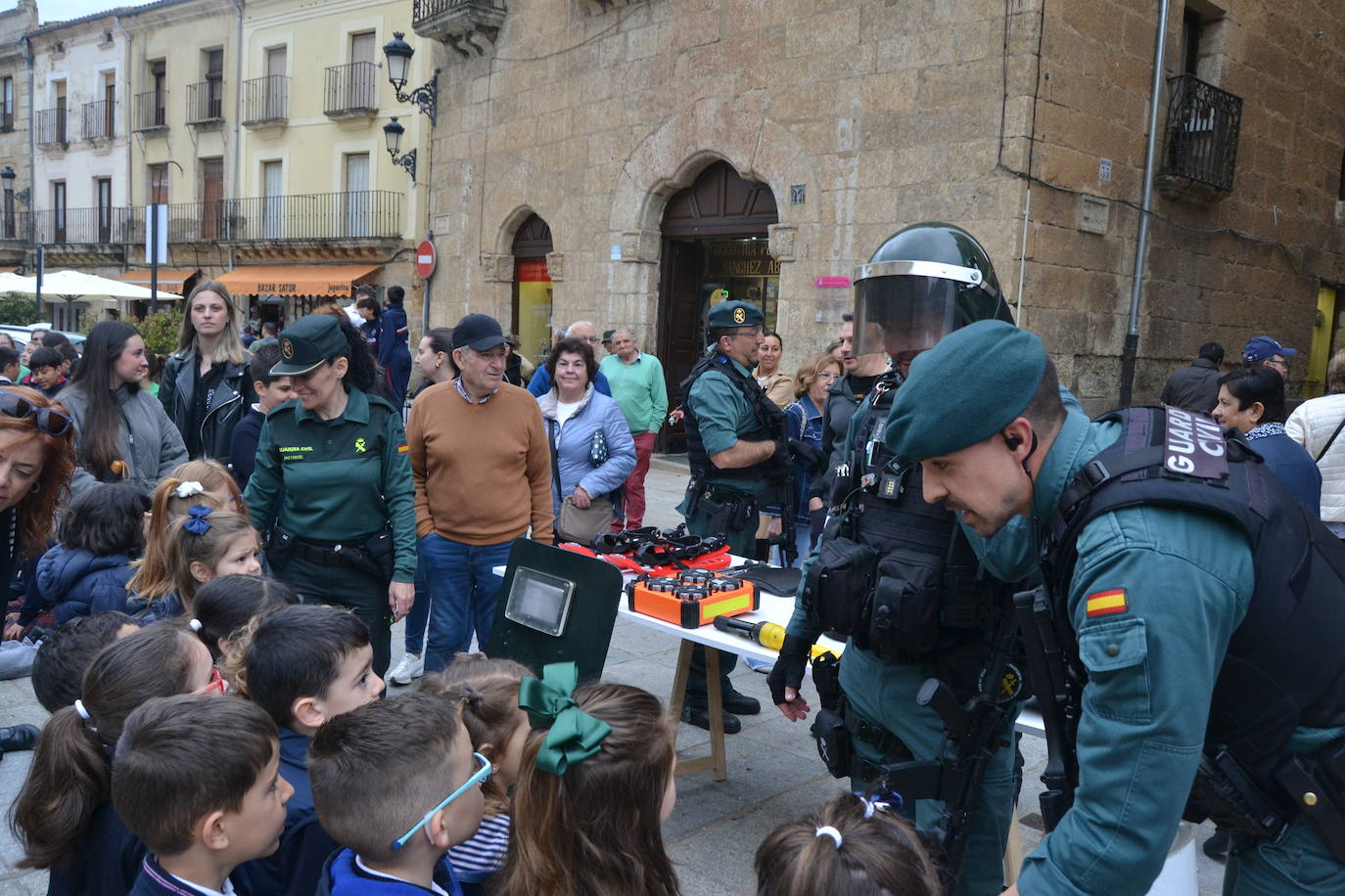 Más de mil escolares de Ciudad Rodrigo se dan cita en una exhibición de la Guardia Civil