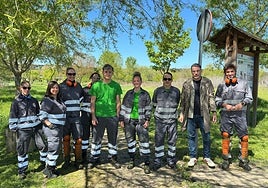 Alumnos de la AFE de jardinería junto al regidor de Villamayor.