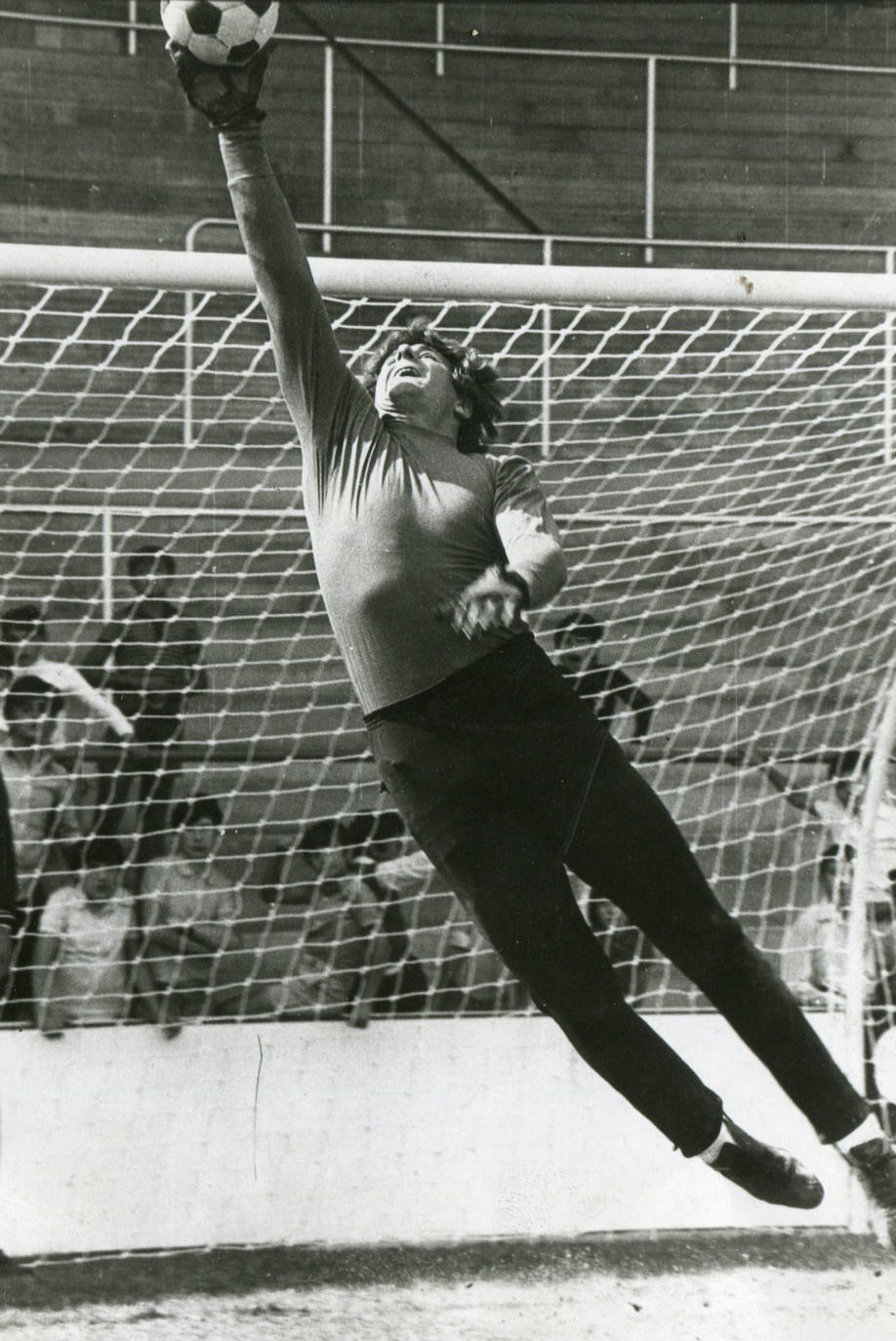 El pibe se hacía muy grande en su portería gracias a su altura y envergadura. En un entrenamiento en El Helmántico. 