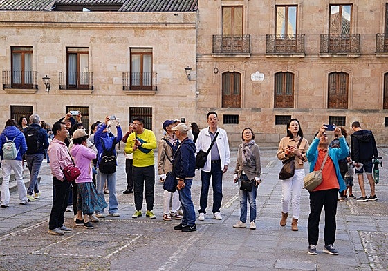 Un grupo de turistas orientales pasea por las calles de Salamanca.