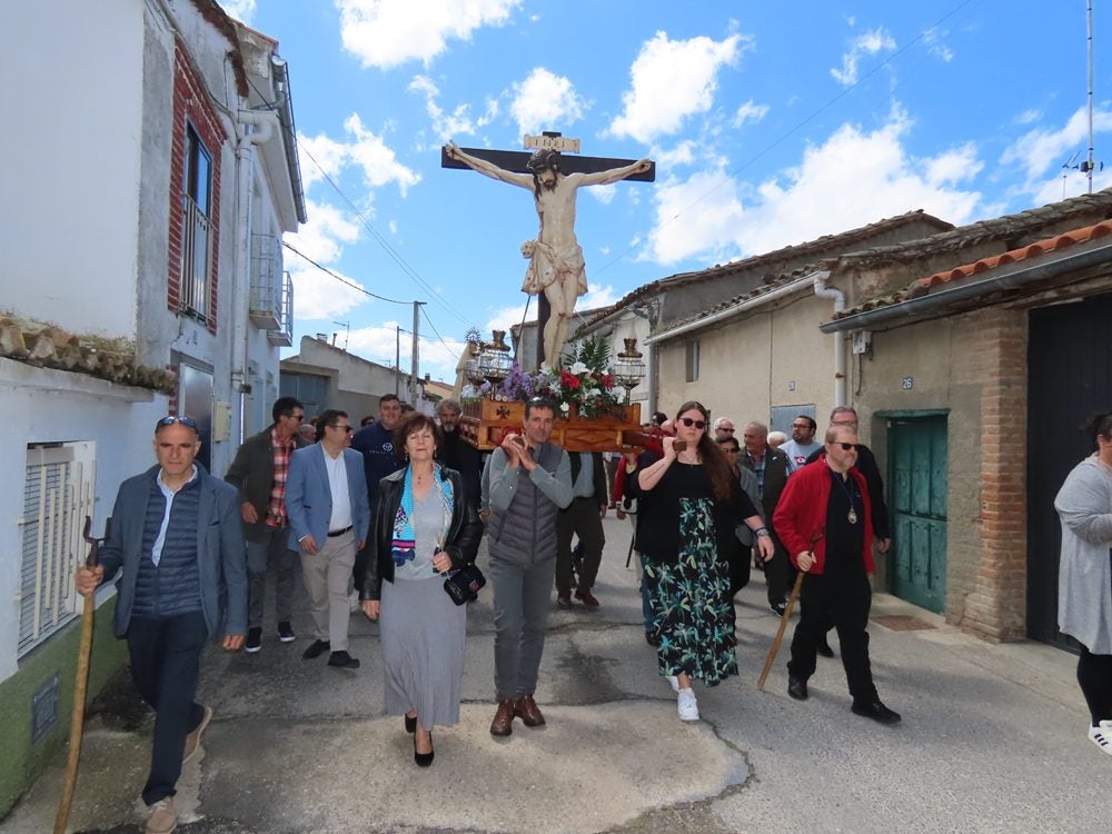 Procesión en honor al Santo Cristo del Monte por las calles de Alaraz
