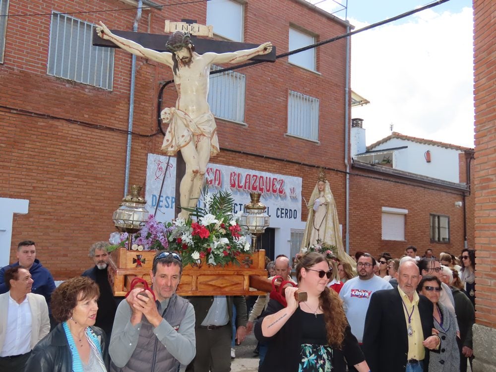 Procesión en honor al Santo Cristo del Monte por las calles de Alaraz