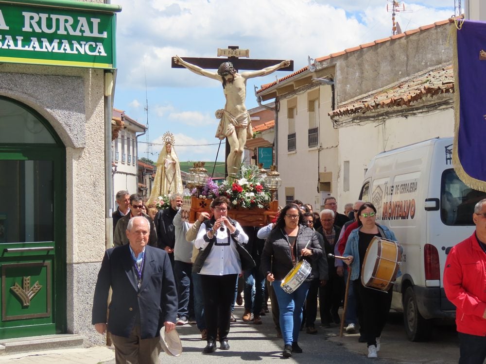 Procesión en honor al Santo Cristo del Monte por las calles de Alaraz