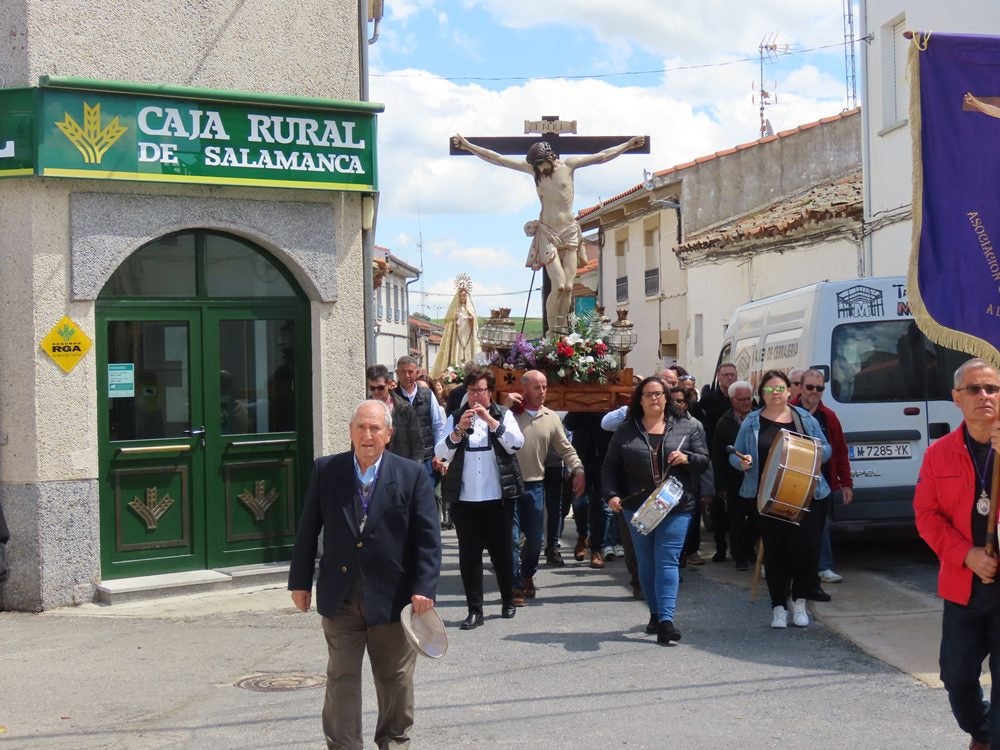 Procesión en honor al Santo Cristo del Monte por las calles de Alaraz