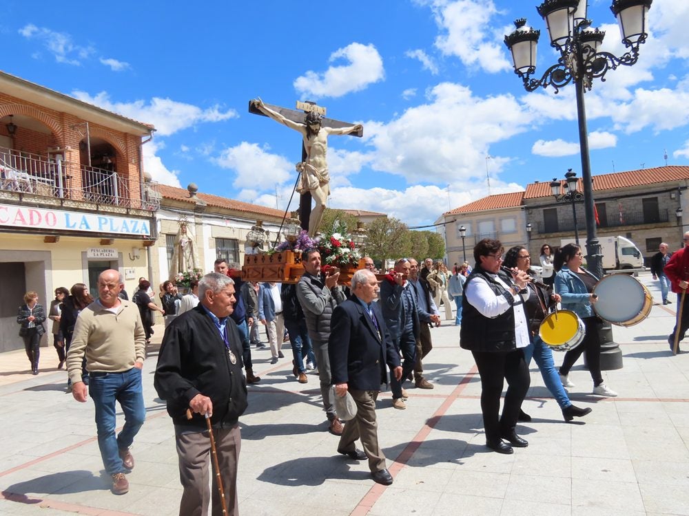 Procesión en honor al Santo Cristo del Monte por las calles de Alaraz