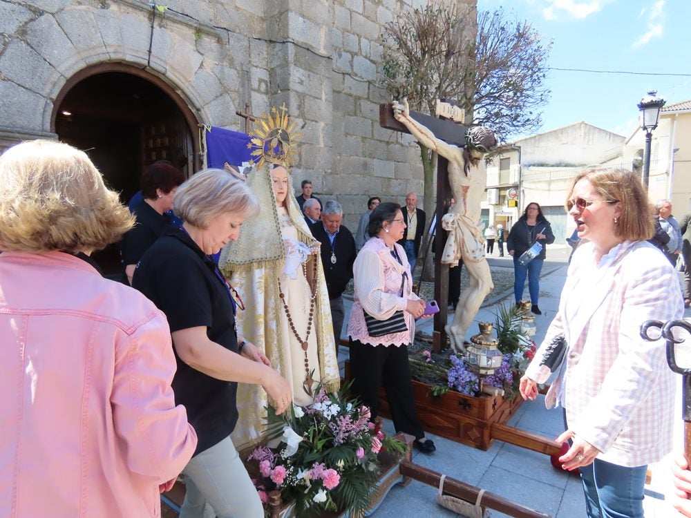 Procesión en honor al Santo Cristo del Monte por las calles de Alaraz