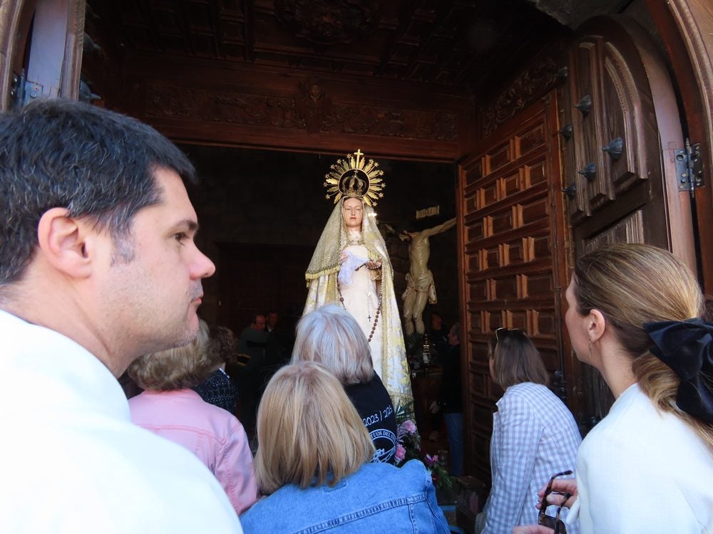 Procesión en honor al Santo Cristo del Monte por las calles de Alaraz