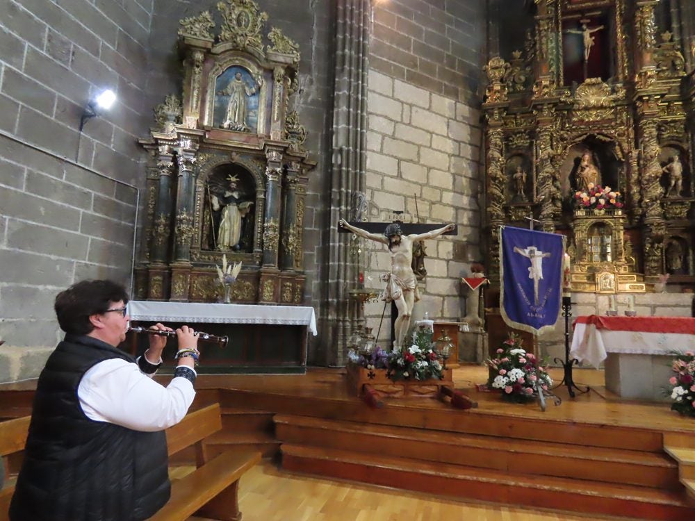 Procesión en honor al Santo Cristo del Monte por las calles de Alaraz