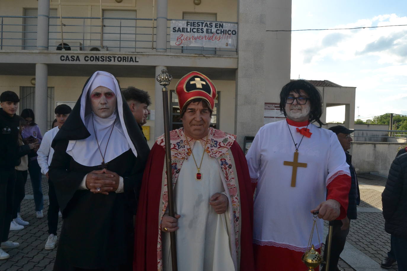 Saelices abre sus fiestas de la Santa Cruz mostrando su imaginación