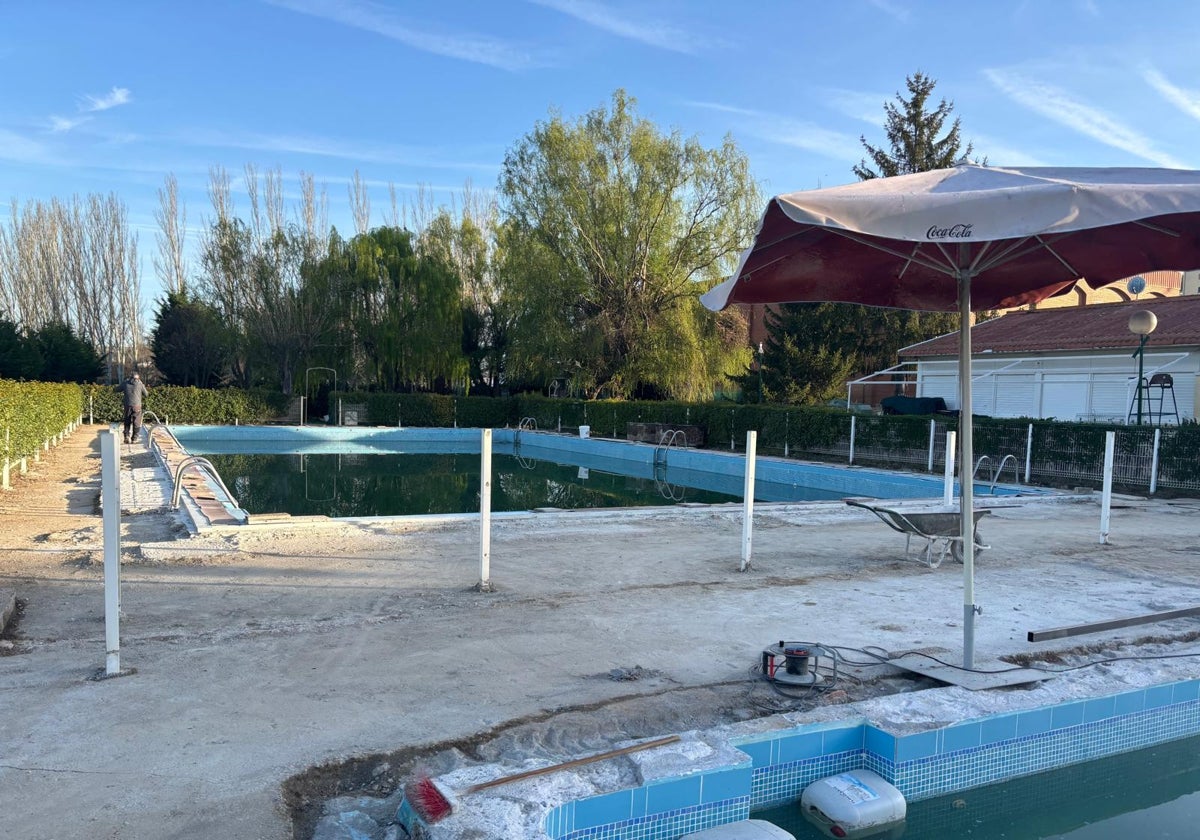 Alba de Tormes arranca las obras de mejora del perímetro de las piscinas municipales