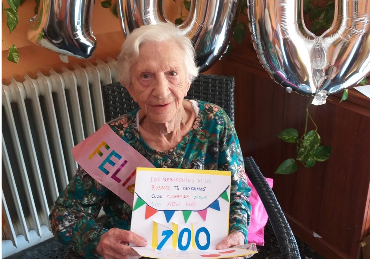Isabel Recio durante la celebración de sus 100 años.