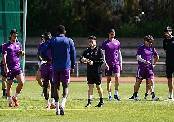 Jorge García da instrucciones a sus futbolistas este jueves en Las Pistas.