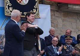 Mañueco recibe la medalla de Barruecopardo.