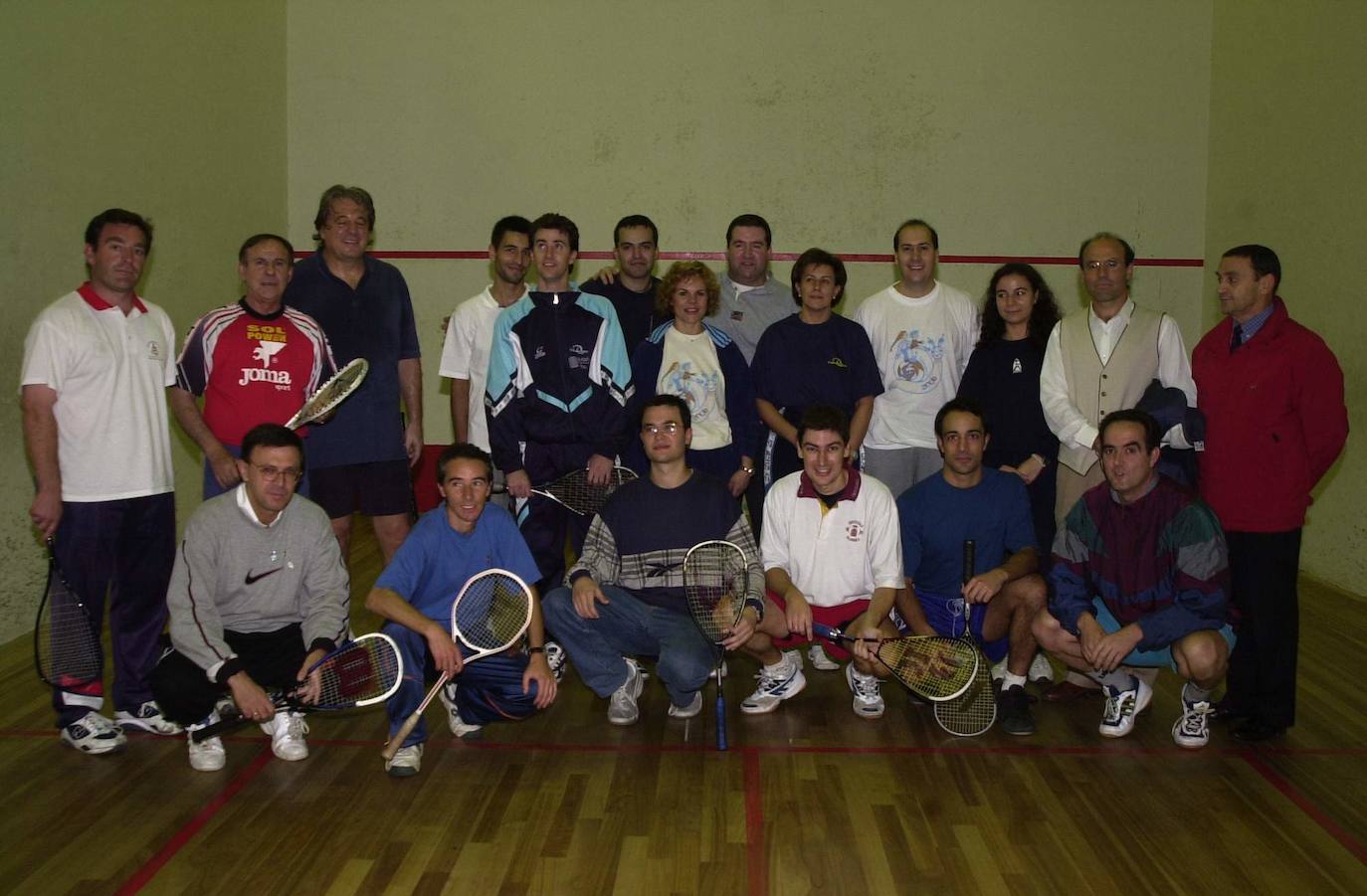 Jorge D'Alessandro siempre ha acudido y participado en multitud de actos solidarios. En la imagen, en un torneo solidario en las pistas de Squash 8, con el laureado Club Deportivo Squash Salamanca y otros deportistas famosos en noviembre de 2000.