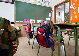 Varias mochilas en un centro educativo de la ciudad.