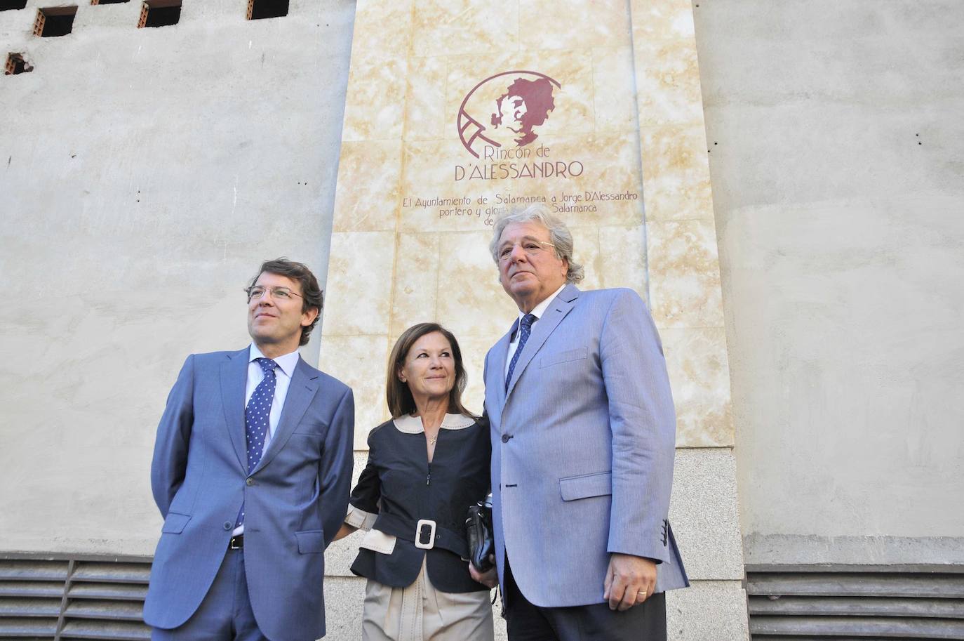 En septiembre de 2013 se inaugura la pintada «El Rincón de D'Alessandro» en el lugar que ocupó su tienda de material deportivo, en el edificio del antiguo Gran Hotel que fue demolido. En la foto junto a Marta su mujer y el alcalde Alfonso Fernández Mañueco.