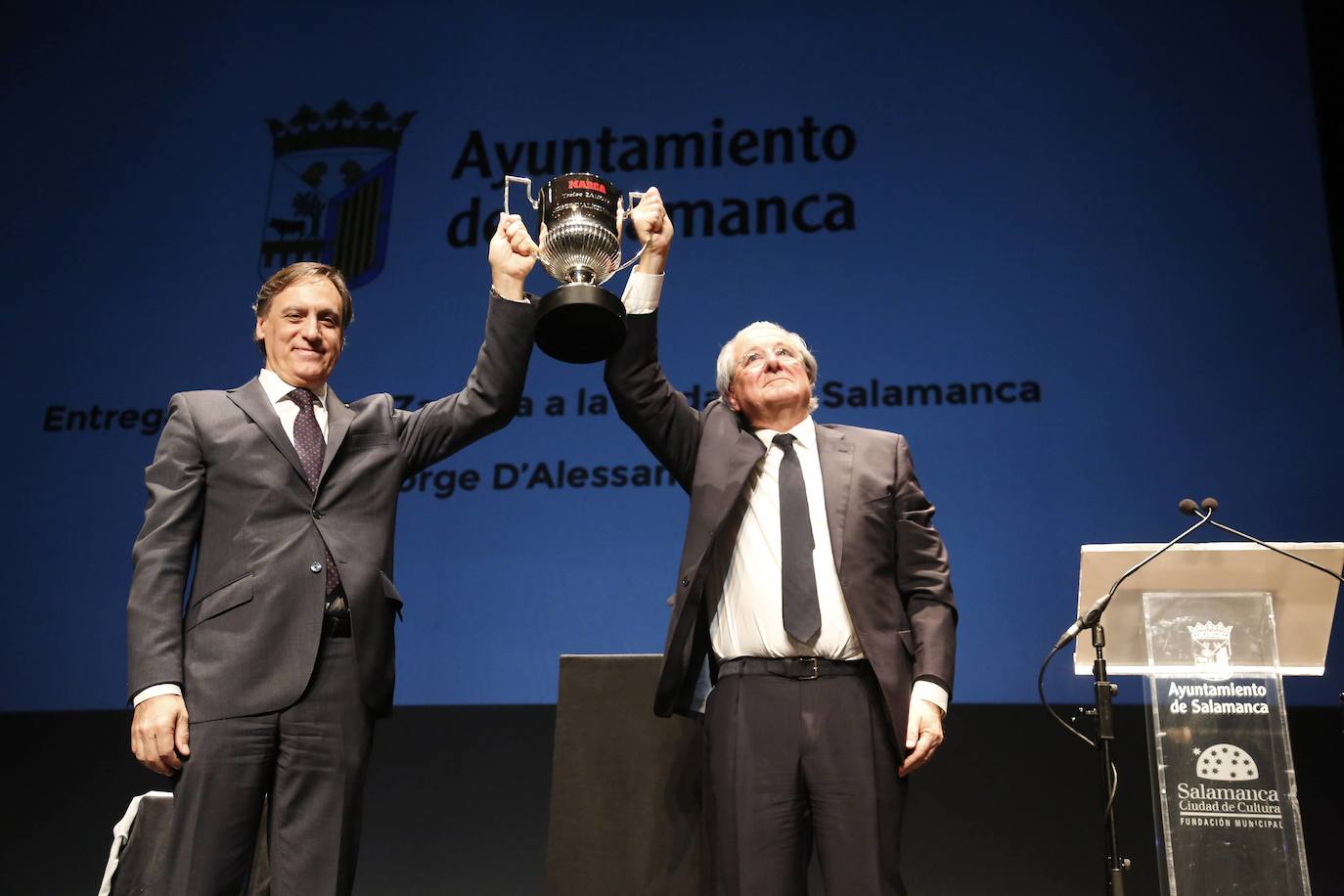En enero de 2020, en un Teatro Liceo absolutamente lleno, con representantes de todos los estamentos de la ciudad, donó a la ciudad de Salamanca los dos Trofeos Zamora conseguidos y entregados en Madrid un mes antes.