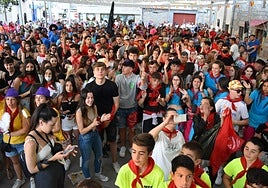Jóvenes de Villamayor durante el desfile de peñas.