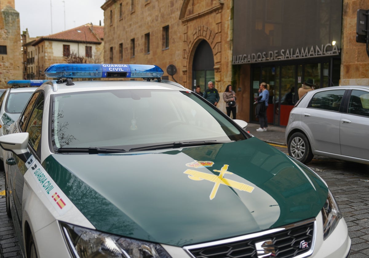 Una dotación de la Guardia Ciivil en los Juzgados de Colón de Salamanca.