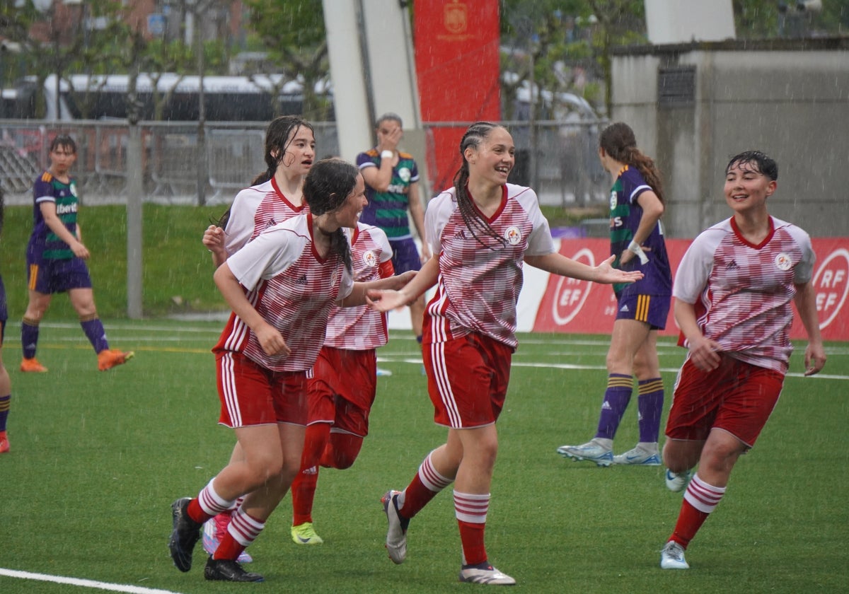 Amara Ballesteros es felicitada por sus compañeras tras uno de sus tres goles.
