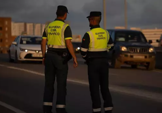 Dos agentes de la Guardia Civil de Tráfico de espaldas.