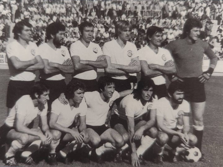 Este es el primer once en Primera División de la historia de la UDS el domingo 8 de septiembre de 1974. Fue ante el Elche en El Helmántico con victoria salmantina por 2-0 con doblete de Álvarez.