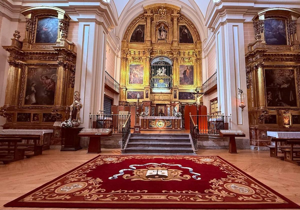 Los preparativos en la Basílica de la Anunciación, con la espectacular alfombra sobre la que se colocará la urna con el cuerpo de Santa Teresa para su veneración.