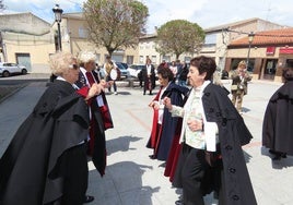 Bailes de los amigos de la capa en la plaza