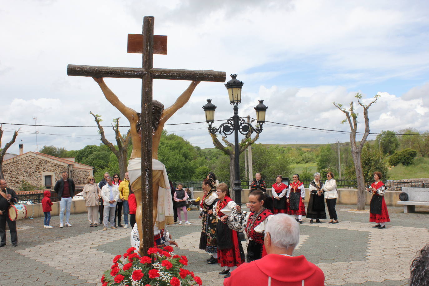 Fervor en el día central de la Santa Cruz de Saelices el Chico