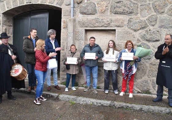 Imagen de la familia Moreta Sánchez en el homenaje que el Ayuntamiento ha rendido a sus padres, Santi y Cata, en la matanza celebrada esta mañana en Béjar
