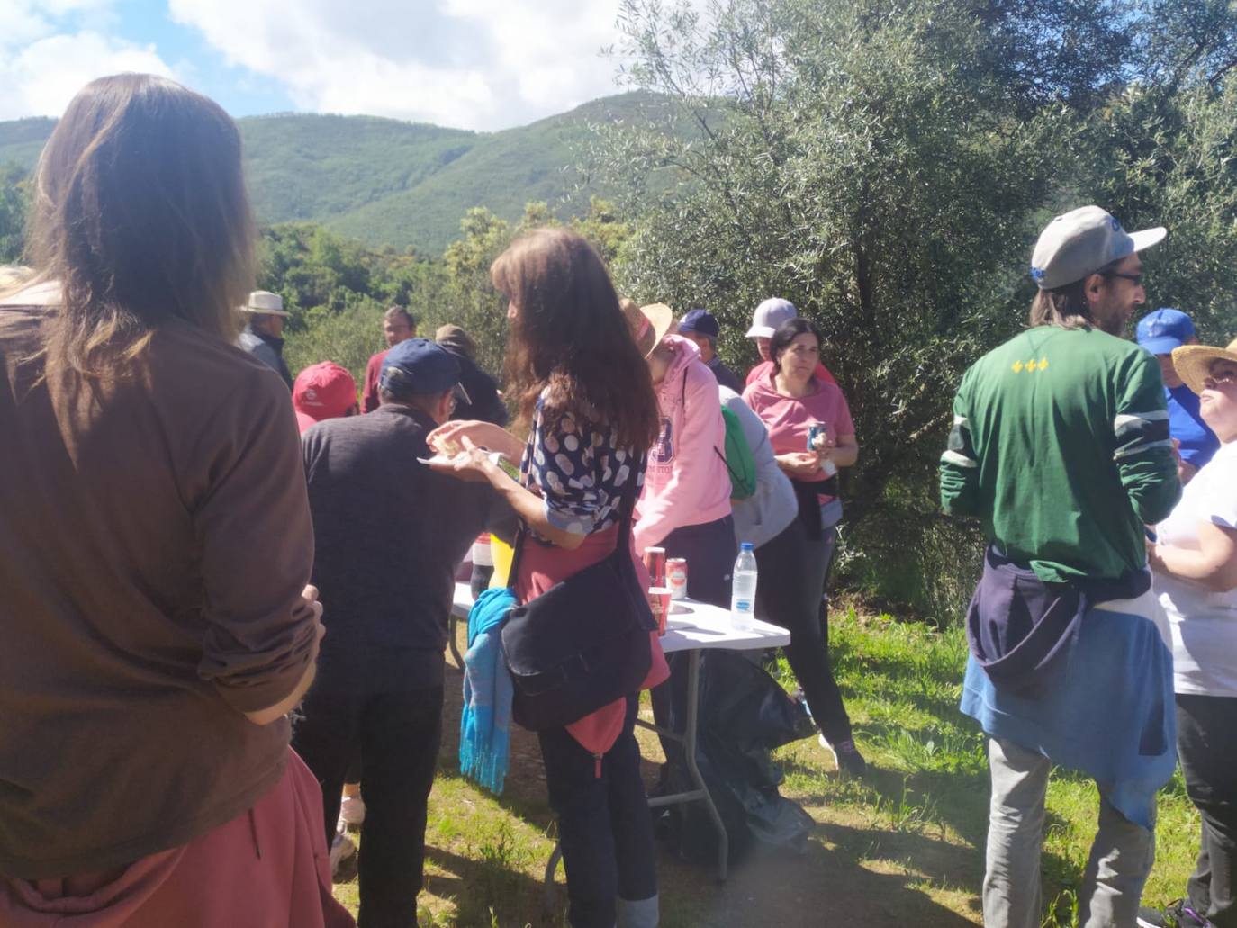 Los vecinos de Molinillo no faltan a su cita con la fiesta de la Cruz de Mayo